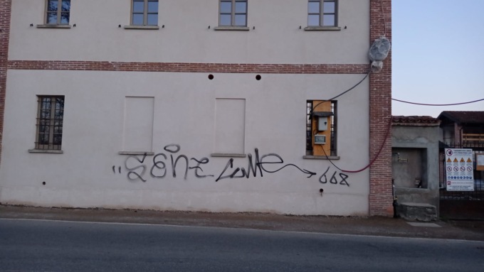 Vandali scrivono sul muro della struttura per autistici