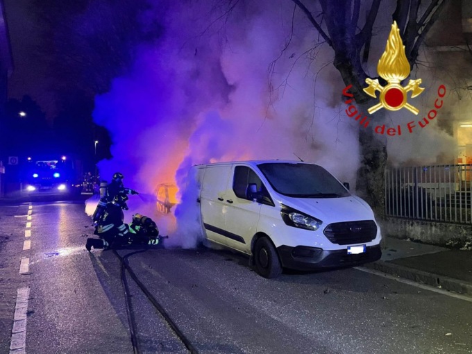 Incendio auto a Mariano, arrivano i Vigili del fuoco