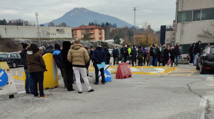Code a Lariofiere per il vaccino