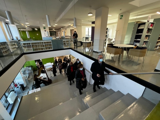 Lurate, apre il centro civico Spazio Volta 3 con biblioteca da mille metri quadri. Il sindaco: “E’ il nuovo baricentro del paese”