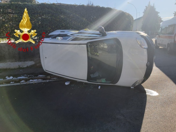 Incidente a Figino Serenza estratta una persona delle lamiere
