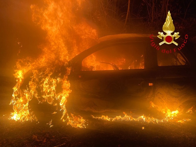 Auto abbandonata in fiamme a Lomazzo