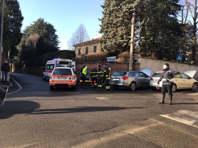 Incidente a Cantù scontro tra auto in via Negroni