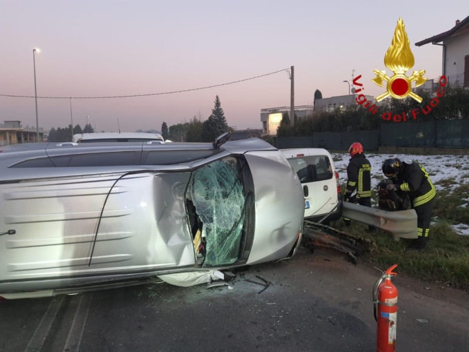 Incidente ad Arosio, coinvolti quattro veicoli: due feriti