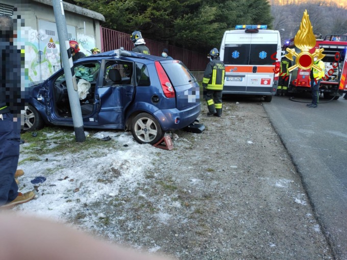 Incidente a Valbrona: donna resta incastrata in auto, arrivano i Vigili del fuoco