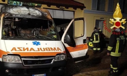 Ambulanza in fiamme nell'autorimessa di Dongo, sede impraticabile