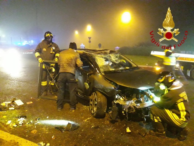 Incendio pannello pubblicitario a Como e incidente a Cermenate SIRENE DI NOTTE