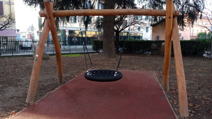 Giardini di Albate il Comune ricompra l’altalena rubata