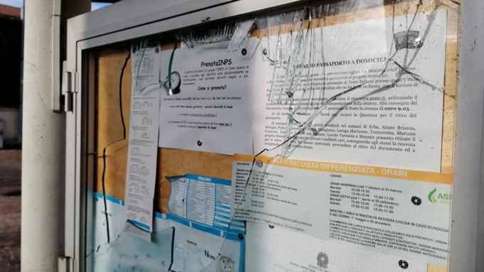 Bacheca distrutta, due giovani chiedono scusa: pagheranno i danni e faranno volontariato