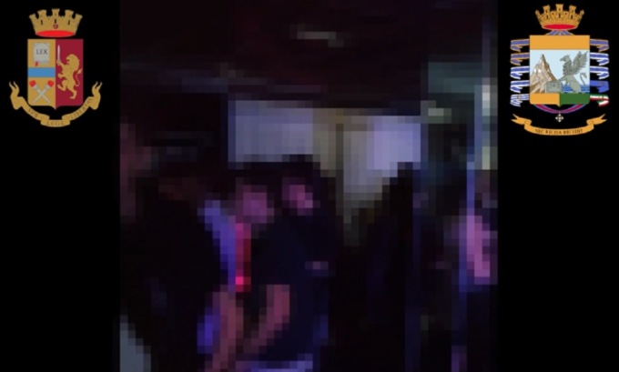 Via Paoli, il pub si trasforma in discoteca: cento persone senza mascherine e l’uscita di sicurezza chiusa