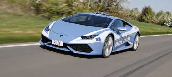 Alla Città dei Balocchi torna “Natale in divisa” e arriva anche la Lamborghini della Polizia Stradale