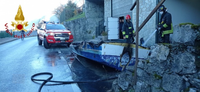 Incendio imbarcazione a Lezzeno