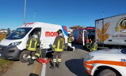 Violento scontro tra due camion all'incrocio "maledetto"
