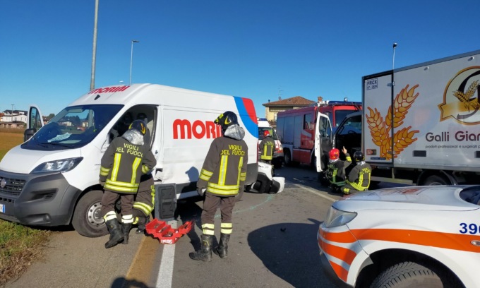Violento scontro tra due camion all’incrocio “maledetto”