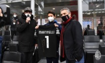 Il vincitore del premio Fair play riceve gli applausi di San Siro