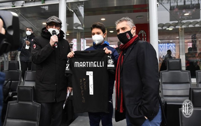 Il vincitore del premio Fair play riceve gli applausi di San Siro