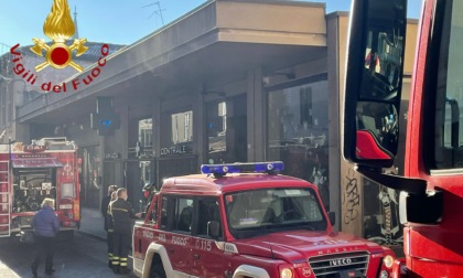 Incendio in negozio: in fiamme un cestino