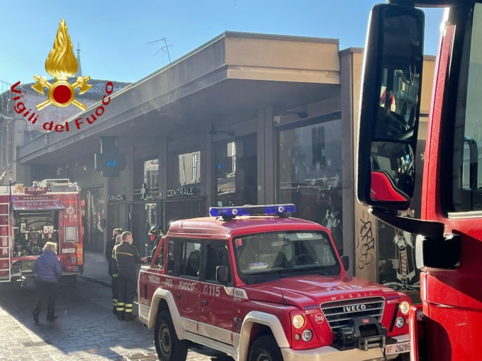 Incendio in negozio: in fiamme un cestino