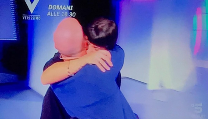 Rimane in carrozzina dopo un incidente, invita la moglie a C’è posta per te