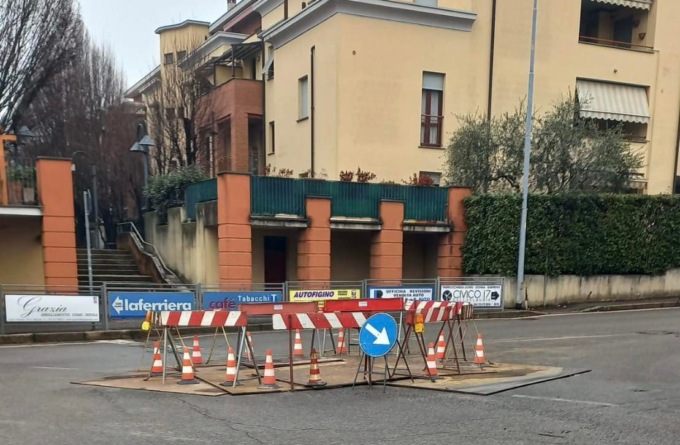 Figino, lavori in via Trieste per riparare il guasto alla rete idrica