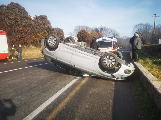 Auto si ribalta a Lurago Marinone