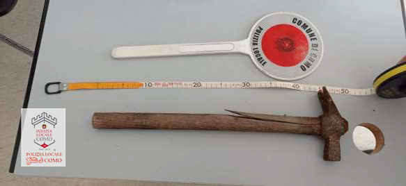 Colpisce con il martello gli alberi in viale Varese, la Locale lo ferma: arrestato 30enne