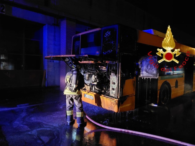 A Como come a Cantù: in fiamme il vano motore di un altro bus