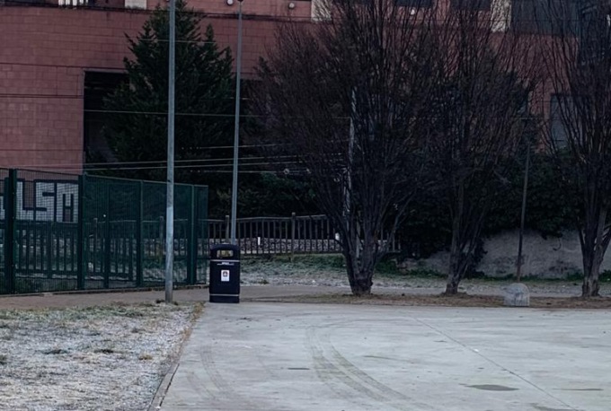 I vandali distruggono i cestini all’Ippocastano: sostituiti da Aprica
