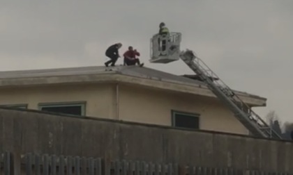 Bassone, detenuto sale sul tetto: intervengono i Vigili del Fuoco