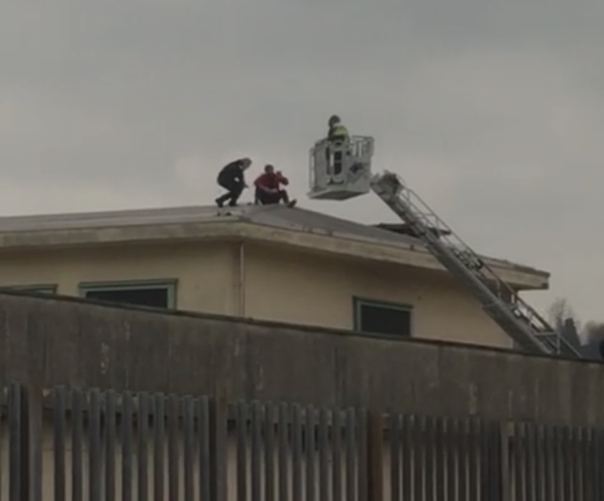 Bassone, detenuto sale sul tetto: intervengono i Vigili del Fuoco