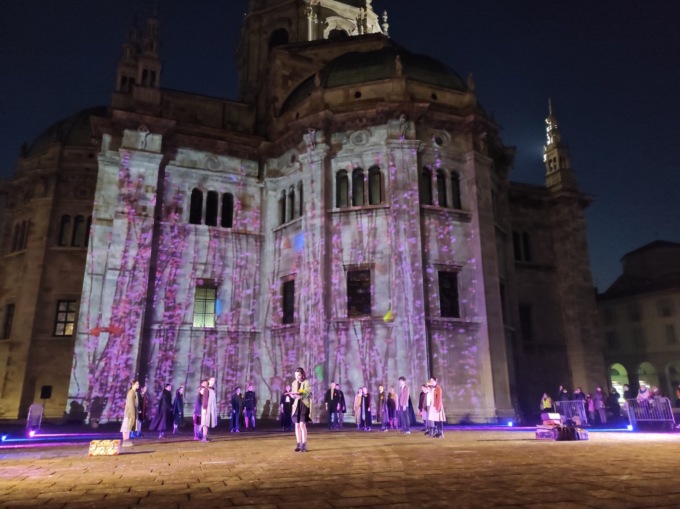 Giornata della Memoria, l’emozione in piazza con i ballerini di Colisseum. Il coreografo: “Anna Frank oggi é qui con noi”