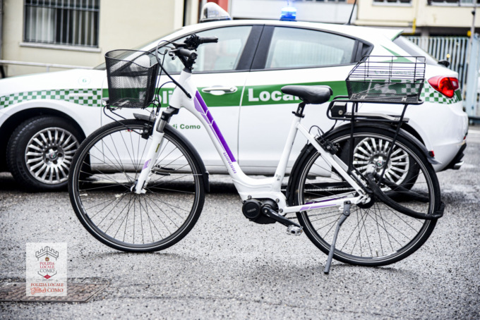 Rubano una bici poi aggrediscono gli agenti della Locale: denunciati due comaschi