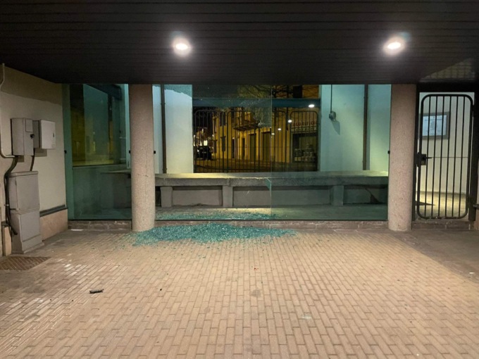 Vetrata del lavatoio a Erba distrutta a sassate