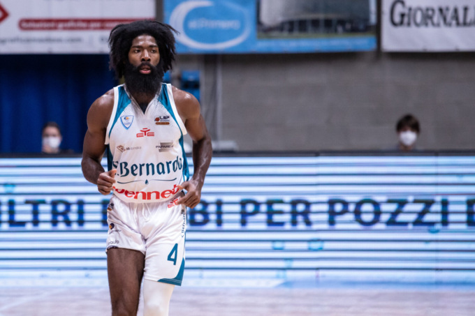 Pallacanestro Cantù, l’atleta no vax Robert Johnson via dall’Italia: “Costretto a lasciare il mio lavoro perché ho preso una decisione che ritengo la migliore per me”