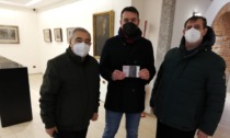 Il sindaco di Olgiate in visita alla mostra di Ugo Bernasconi