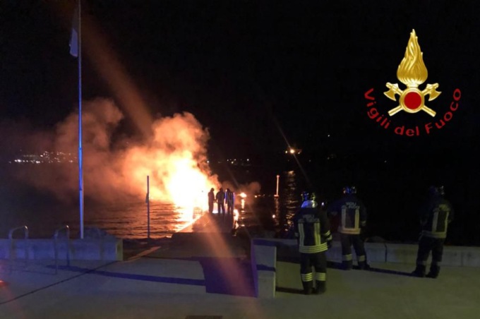 Pontile in fiamme a Rogeno a causa di alcuni fuochi d’artificio