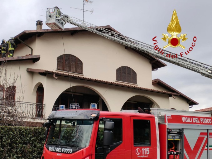 Canna fumaria a fuoco a Colverde: intervengono i Vigili del Fuoco