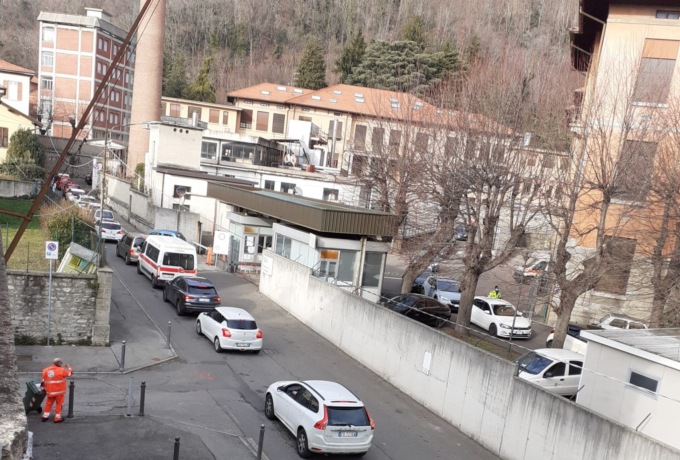 Via Colonna, coda infinita per i tamponi e le ambulanze in sirena non riescono a uscire dalla sede