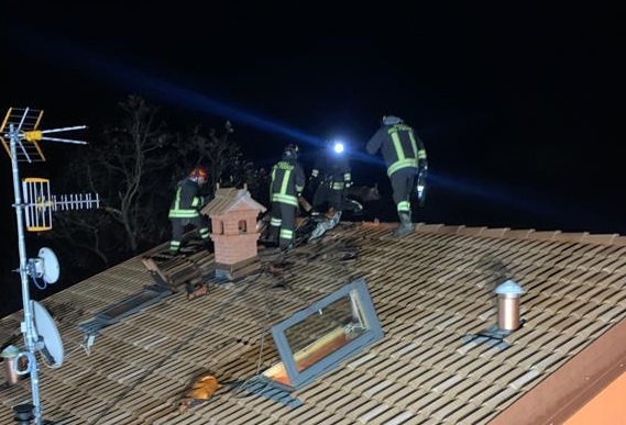 Incendio canna fumaria a Valsolda: maxi intervento con tre squadre di pompieri