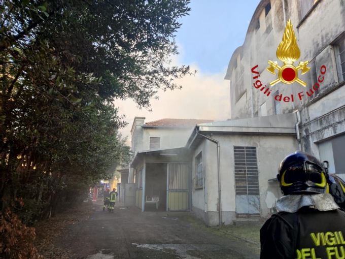 Incendio capannone nel Varesino, a supporto Vigili del fuoco di Cantù e Appiano