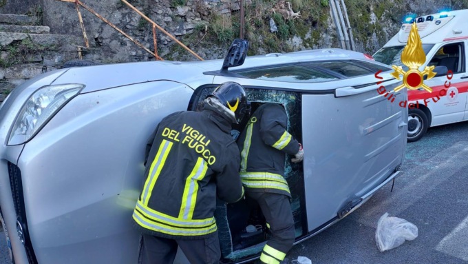 Auto ribaltata in via Bixio: coinvolto anche un bus