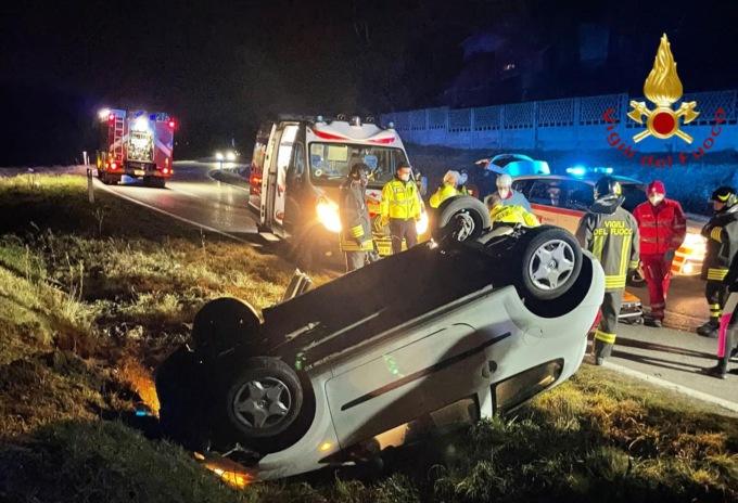 Auto si ribalta a Cadorago, ragazza estratta dalle lamiere SIRENE DI NOTTE