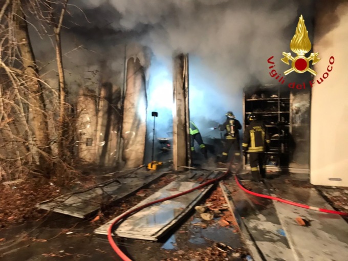 Incendio capannone a Erba e cucina in fiamme a Como