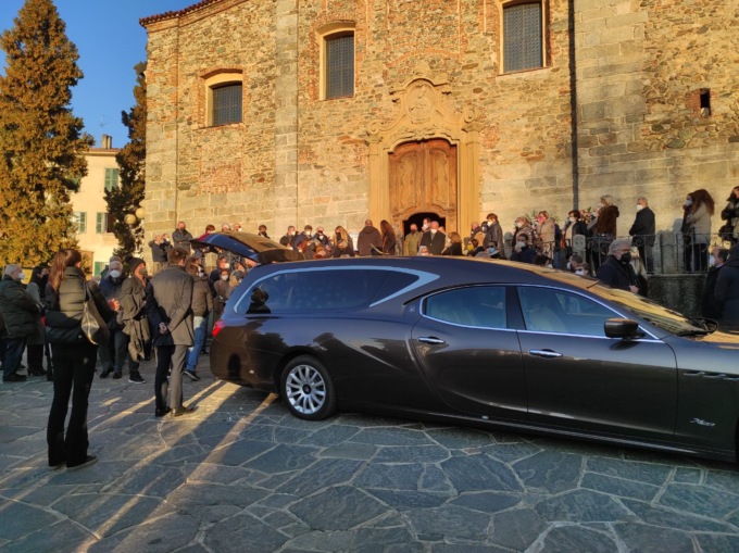 Ultimo saluto, Cantù abbraccia Valentina Anzani: “Lei è amore, ritrovatela dentro di voi”