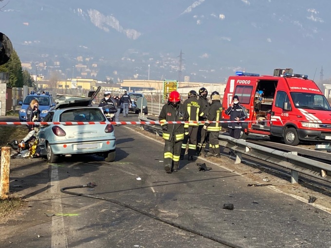 Finisce con l’auto contro il treno: a perdere la vita il titolare del Bar Volta di Merone