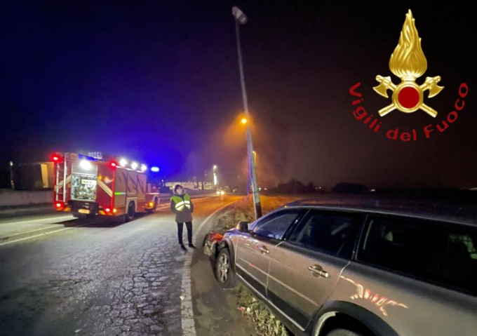 Cermenate, finisce contro un palo con l’auto