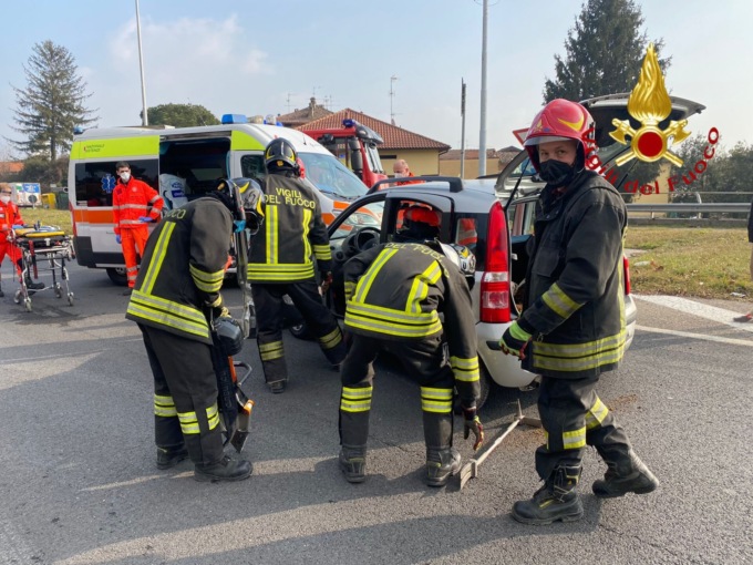 Incidente in via Vallassina a Monguzzo: un incastrato