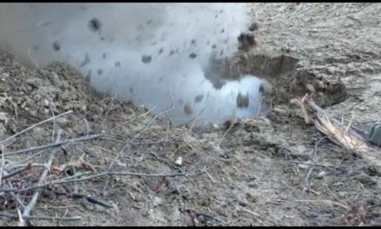 Fatta brillare la bomba ritrovata nel lago: le foto e il video dell'esplosione
