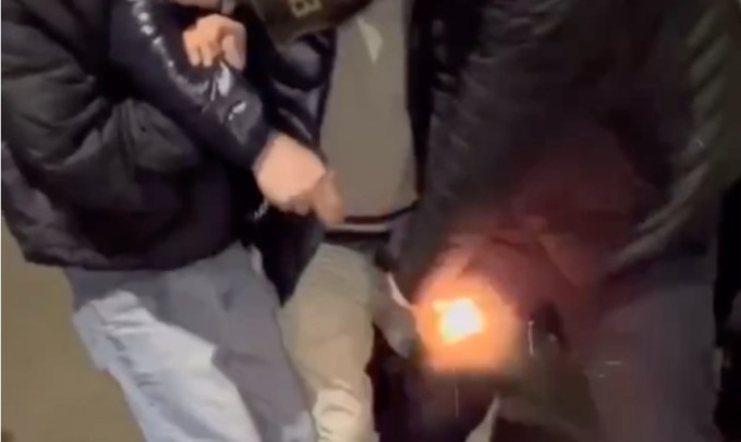 Ragazzi aggrediscono agente e lo disarmano, esplodono due colpi