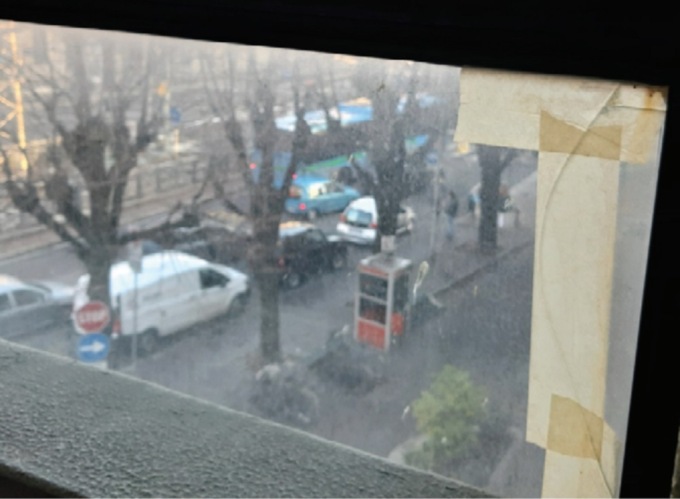 Vetri con il nastro adesivo e infiltrazioni: 130mila euro per mettere in sicurezza Palazzo Cernezzi